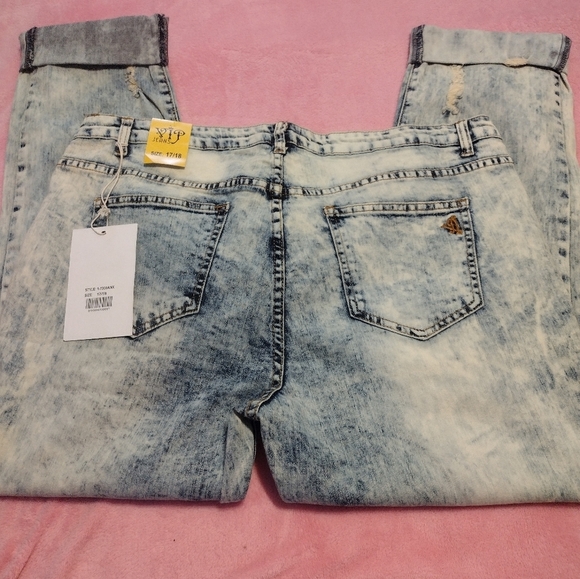 New!!! VIP Distressed Blue Acid Wash Size 17/18 Ankle Cropped Jeans - Picture 3 of 6